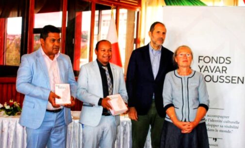 LA POÉSIE DE MADAGASCAR : Asa soratra miisa 30 no voarakitra ao anatiny