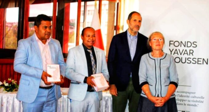 LA POÉSIE DE MADAGASCAR : Asa soratra miisa 30 no voarakitra ao anatiny